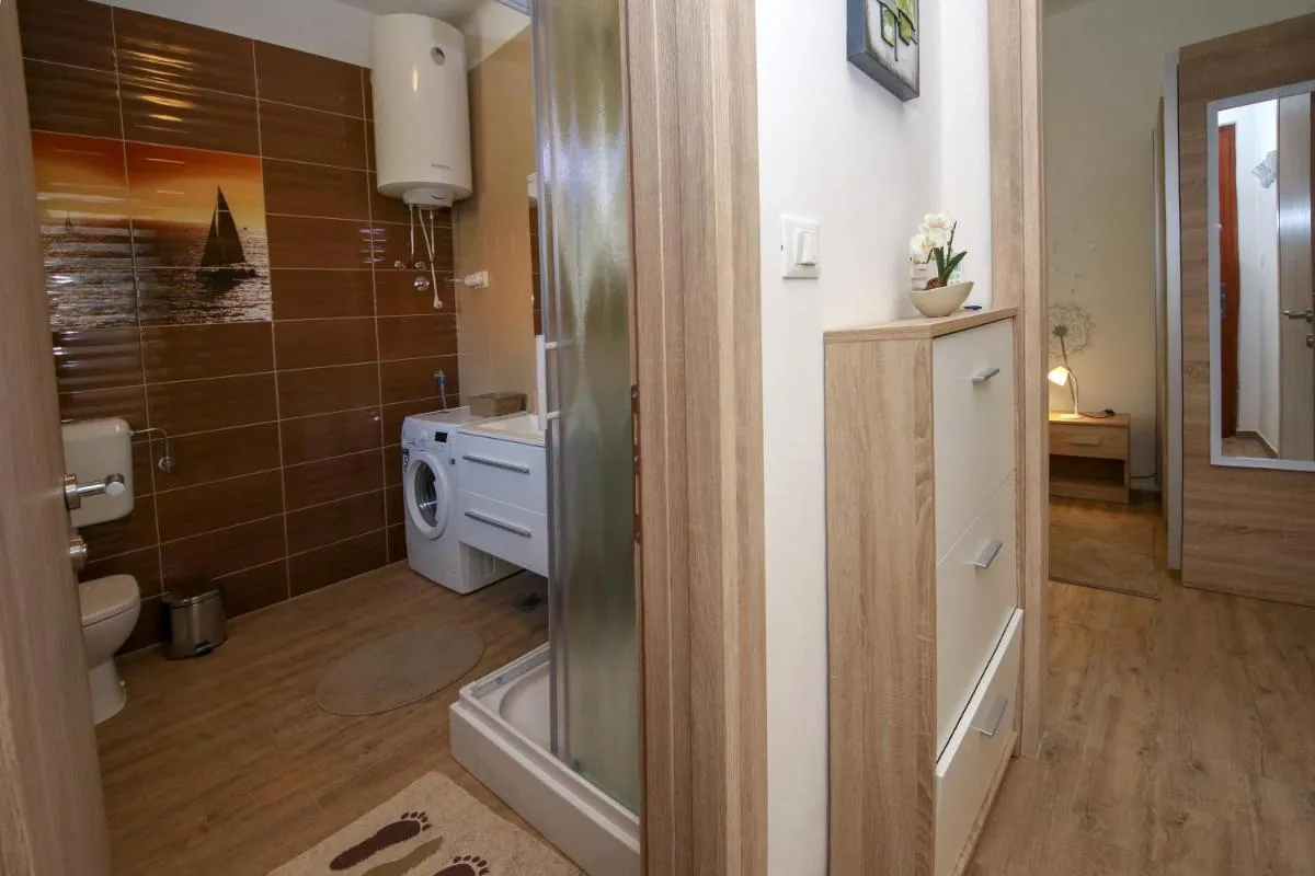 Image 2 of Apartment Polic