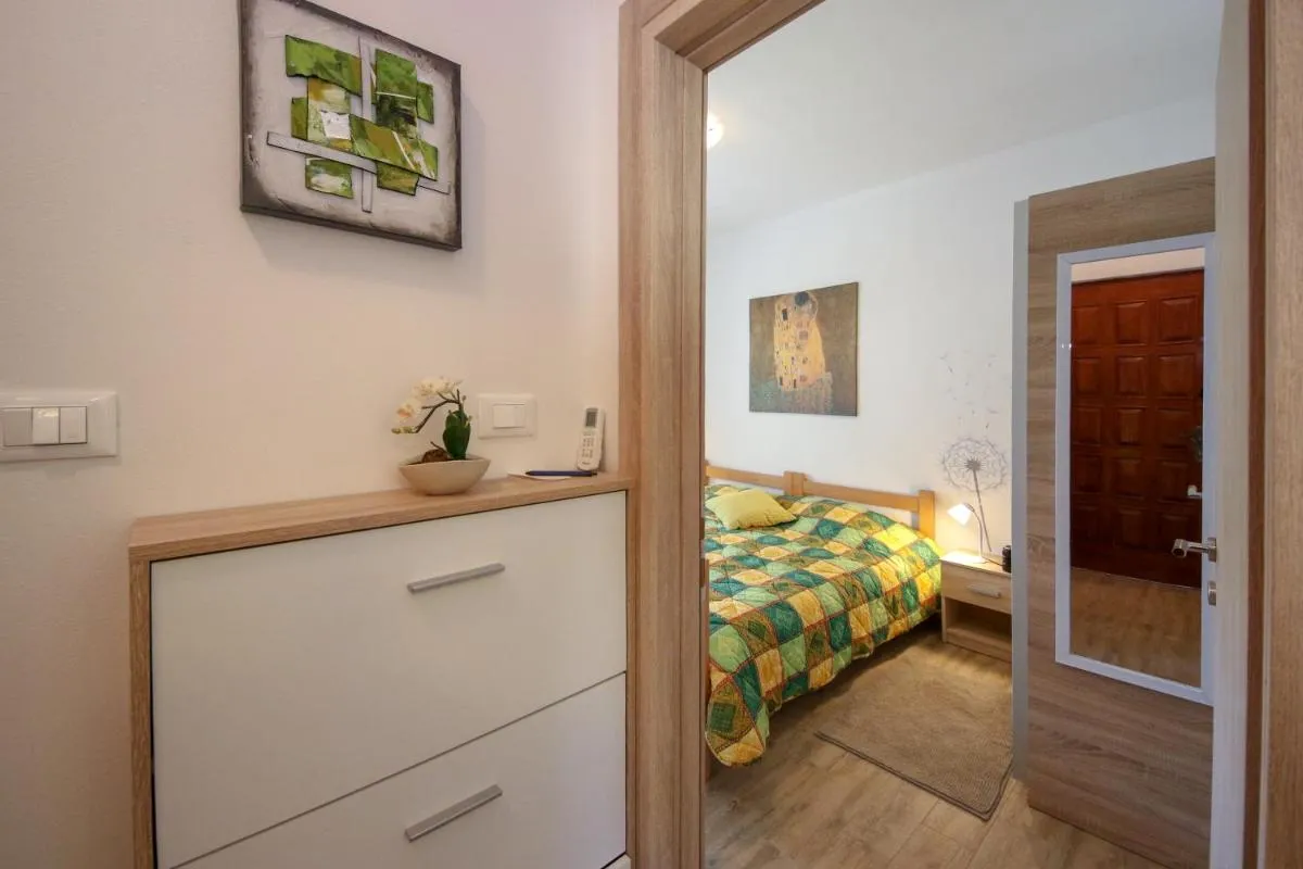 Image 6 of Apartment Polic