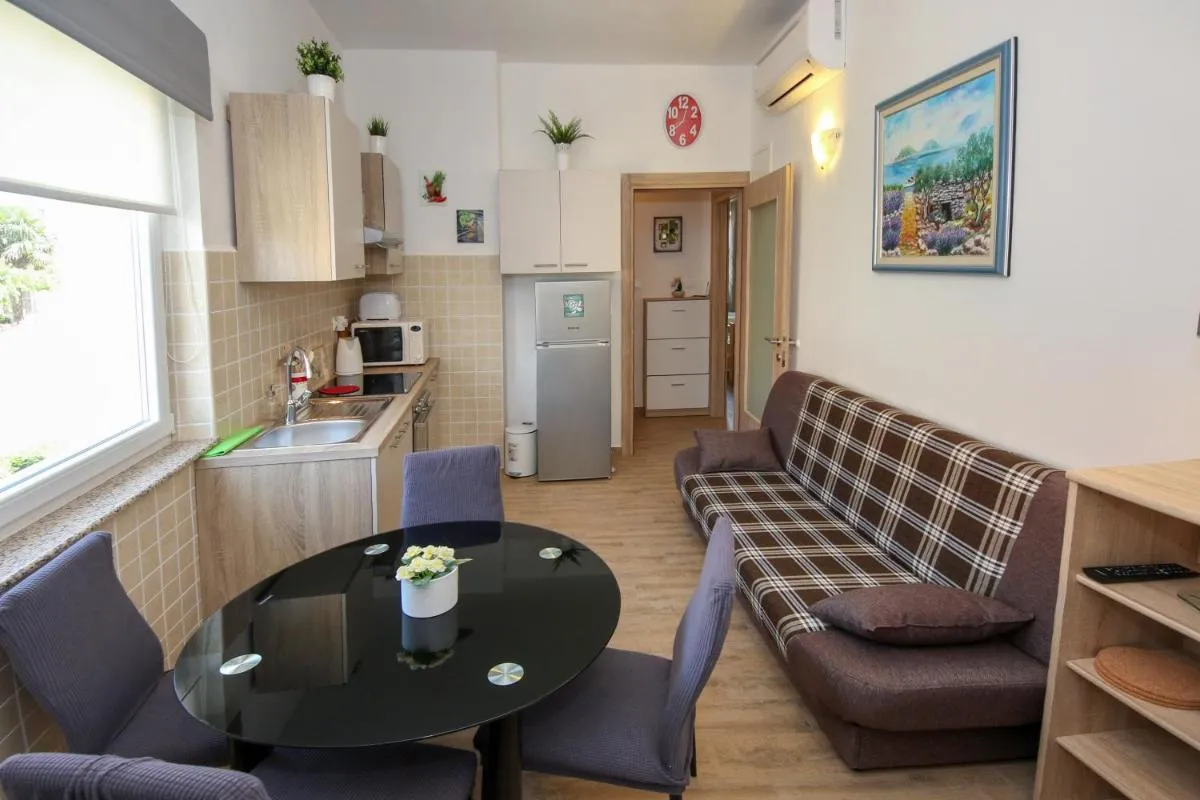 Image 3 of Apartment Polic