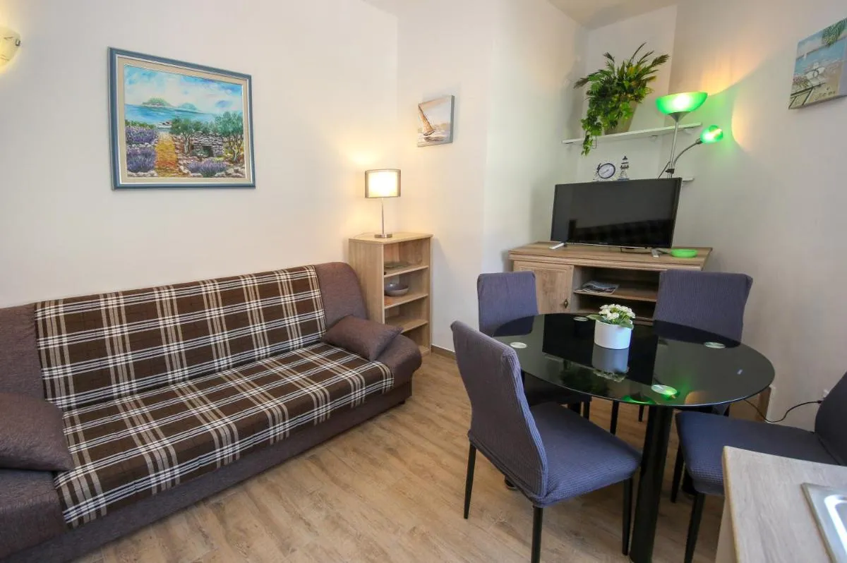 Image 4 of Apartment Polic