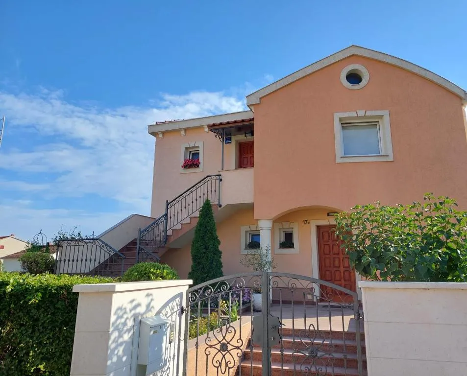 Image of Apartment Polic