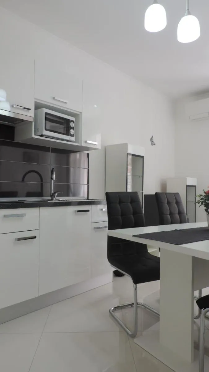 Image 3 of Apartment & room Ivan