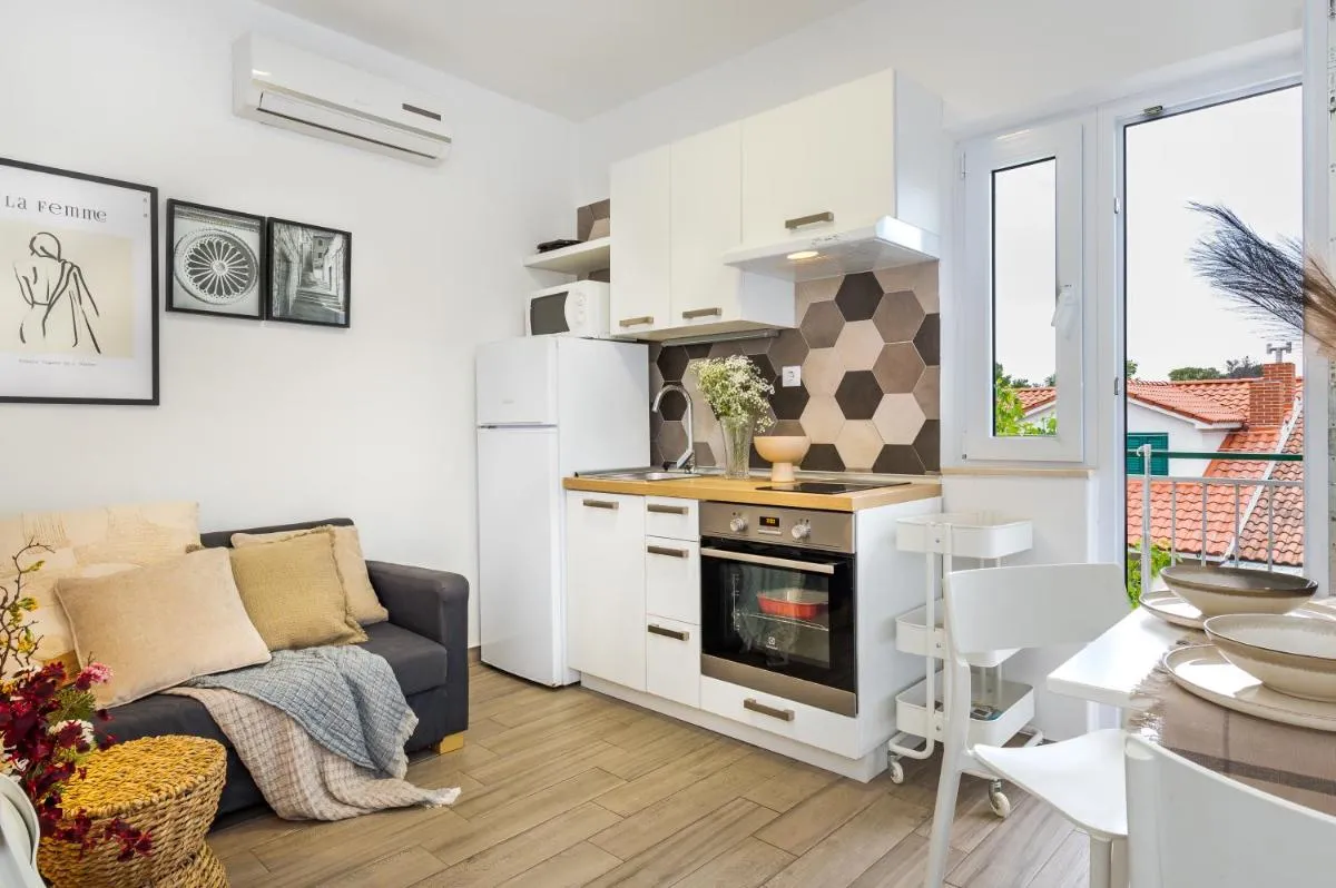 Image 4 of Charming renovated apartment next to the sea