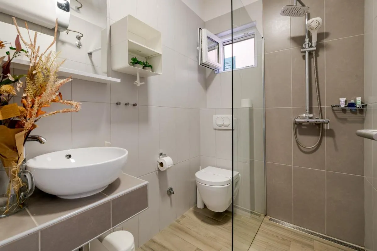 Image 2 of Charming renovated apartment next to the sea