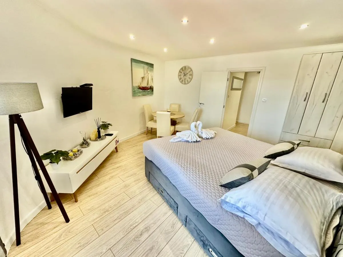 Image 6 of Primadonna Apartments