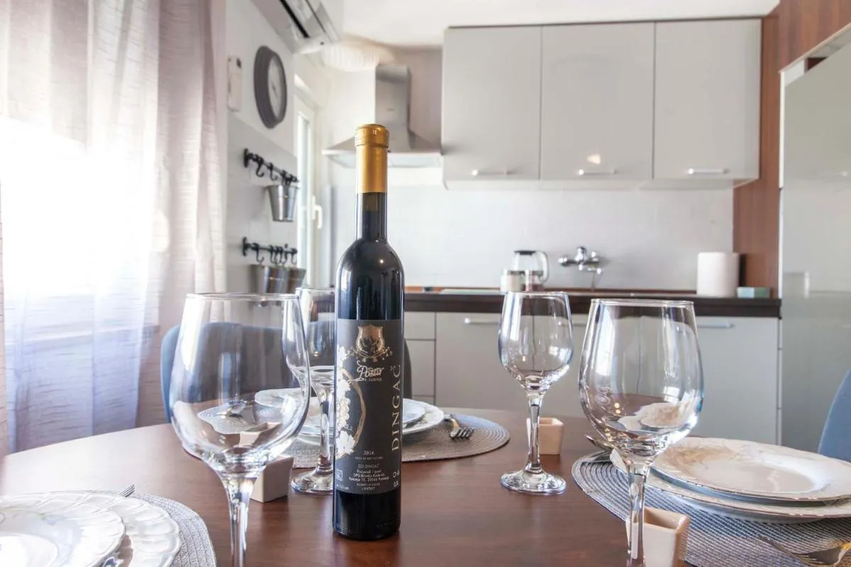 Image 1 of Apartment City Vibe, great location!