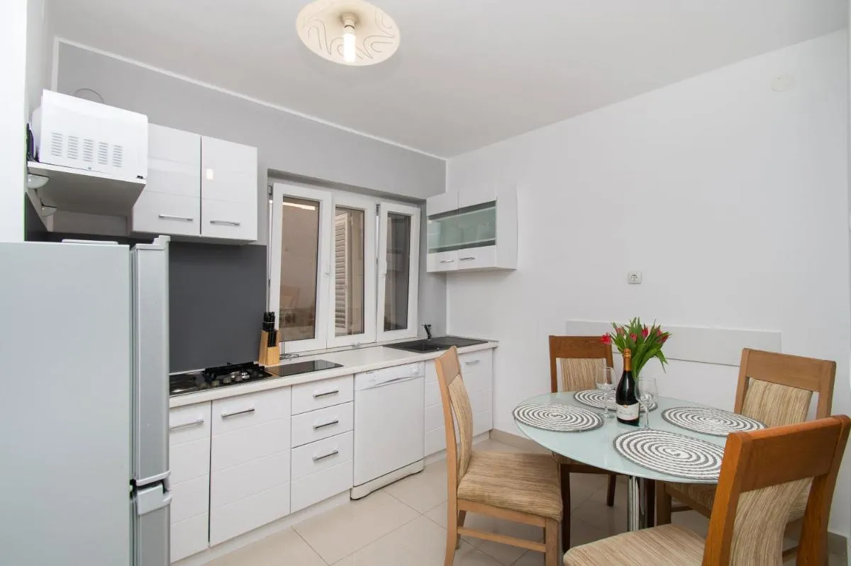 Image 3 of APARTMENT KATA