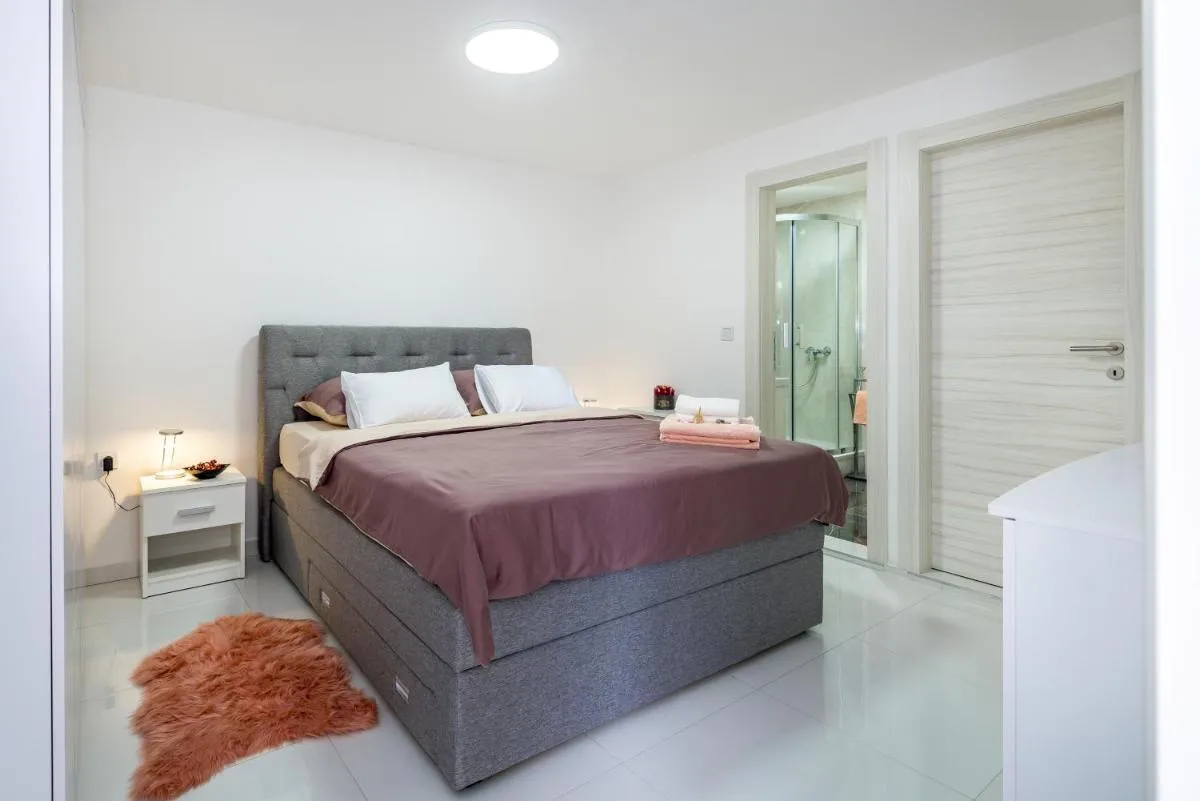 Image 1 of Apartments with a parking space Sibenik – 21075