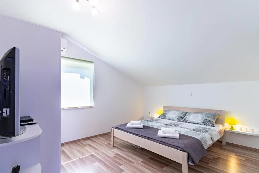 Image of Apartments with parking spaces Bilice, Krka – 13545