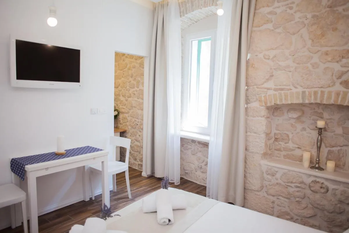 Image 3 of Barone Room