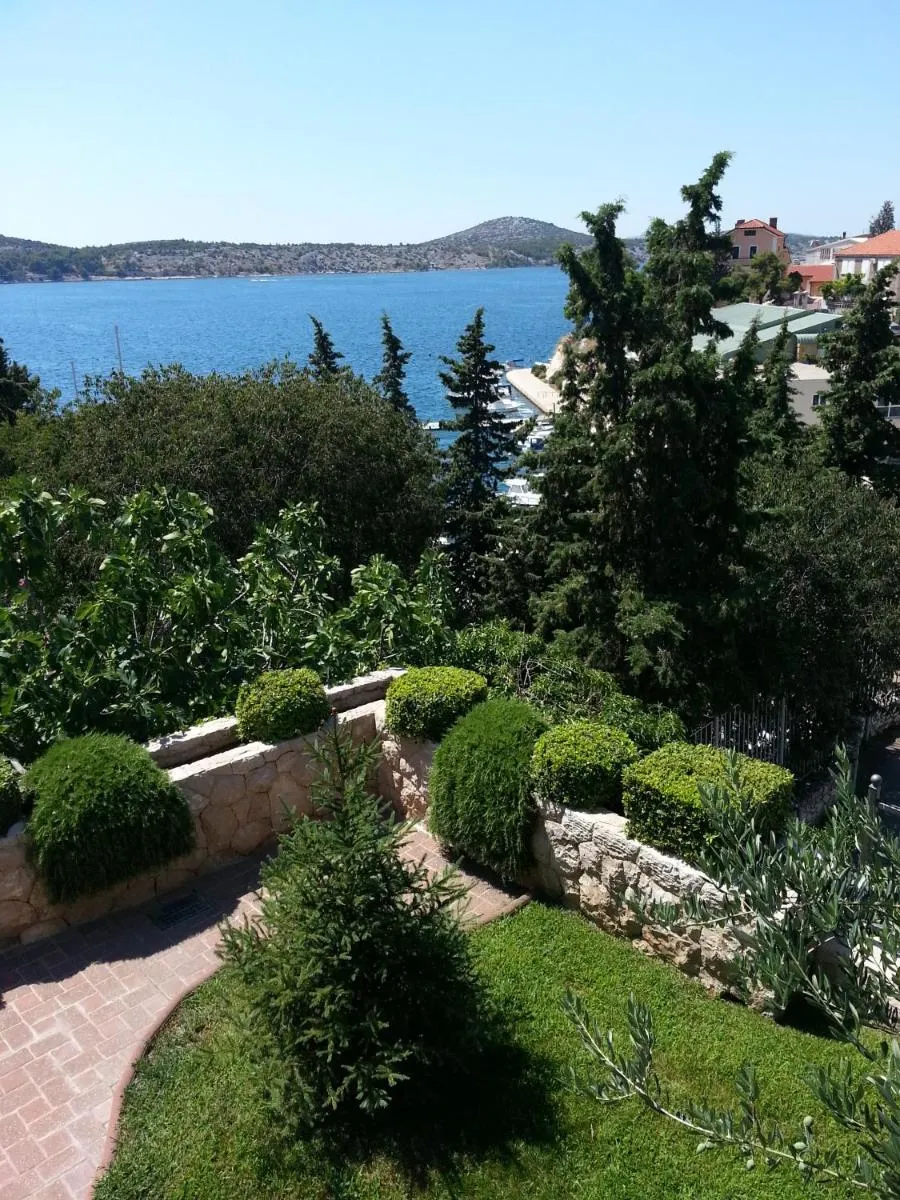 Image 4 of Luxurious city retreat with pool