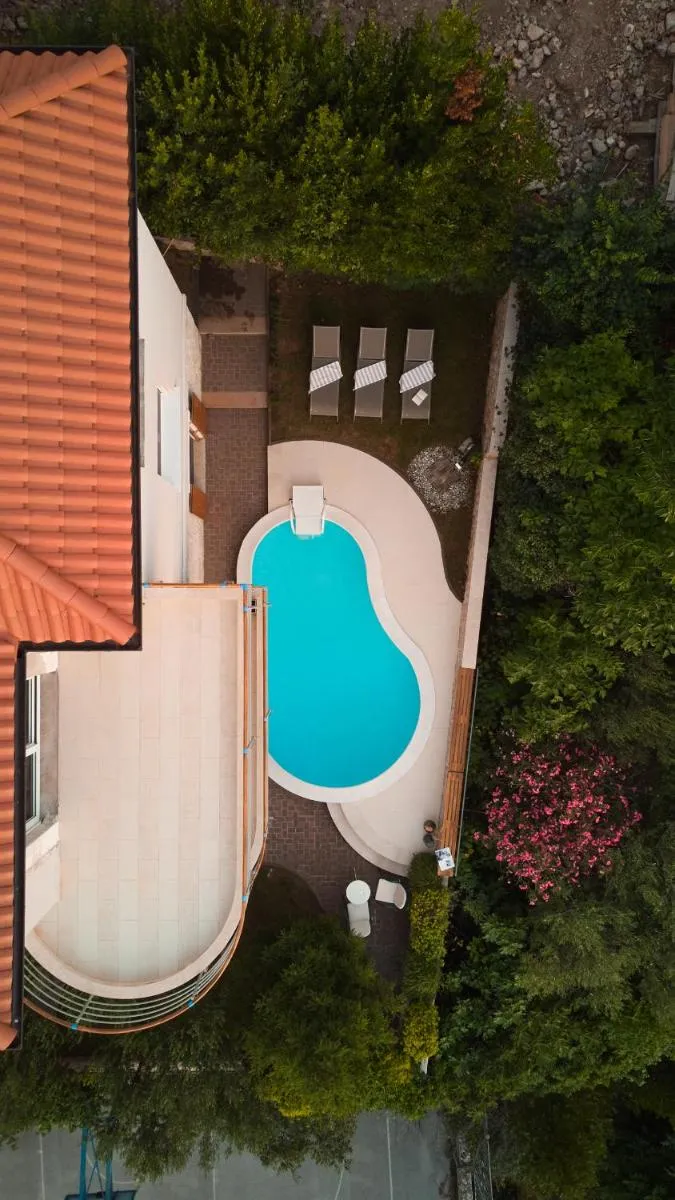 Image 3 of Luxurious city retreat with pool