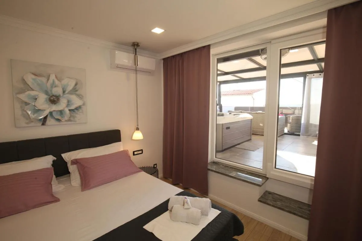 Image 1 of Luxurious seaview apartment