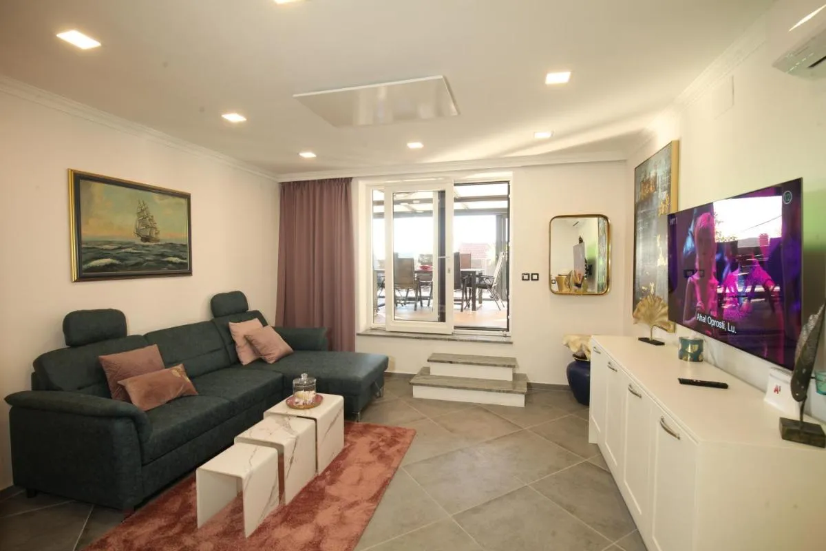 Image 4 of Luxurious seaview apartment