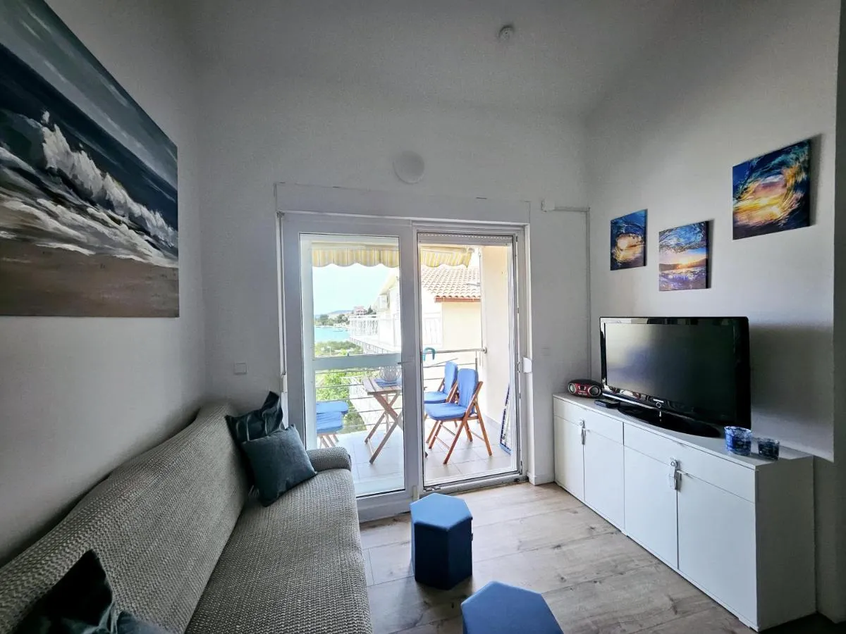 Image 2 of Seaview apartment at beach