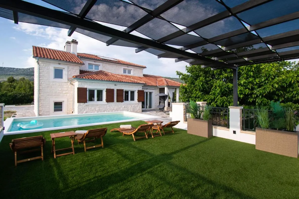 Image 3 of Villa Whitestone